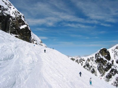 Im Einfahrtsbereich ist es ganz schön steil, tolle Schneeverhältnisse