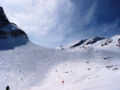 Rechts schließt sich der Haupthang an, nach Osten ausgerichtet
