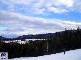 Blick zum Sonnwendstein (hinten, der weiße mit dem Sender) und Hirschenkogel (weiter hervorne mit Aussichtswarte)