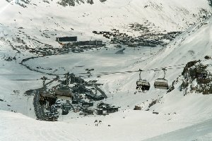 Hier sieht man die drei oberen Ortsteile von Tignes, gesehen vom Gletscher.
