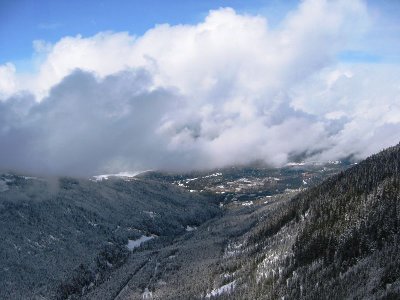 Seilbahnschweben auf Höhe der Wolken. Unten Whistler.