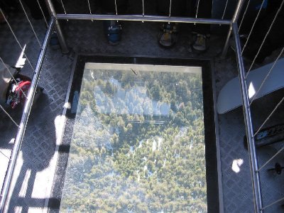 Tiefblick durch den Glasboden