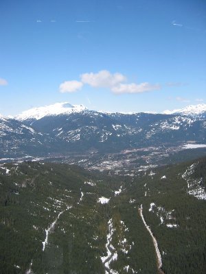 Whistler aus der P2P. Wir befinden uns direkt über dem Fitzsimmons Creek, mehr als 400 m über Grund