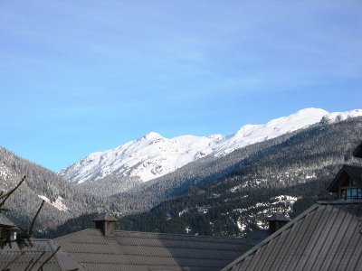 Ausblick (Norden) von unserer Wohnung im 3. Stock. Neuschnee Mitte April bis auf unter 1000 m, wow...
