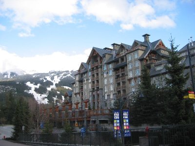 Gebäude in Whistler Village mit Blackcomb Mtn im Hintergrund
