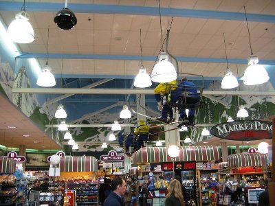 Schon mal einen Supermarkt mit eigenem Sessellift gesehen?