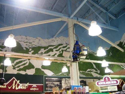 ...und die Wände sind mit Bergpanoramen verziert. Etwas einkaufen kann man nebenbei auch dort...