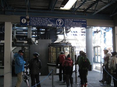 10-EUB Whistler Village Gondola in der Talstation auf 650 m, Poma, Bj 1988