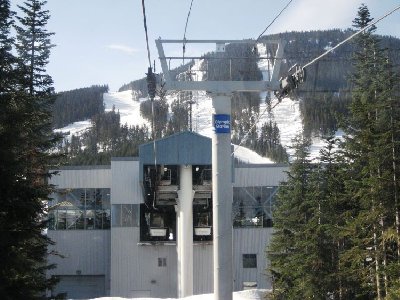 Einfahrt in die Mittelstation Olympic auf 1020 m, hier auch Garagierung