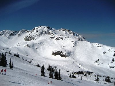Von der Bergstation der 10-EUB sieht man direkt den 2182 m hohen Whistler Peak mit der gleichnamigen 4-KSB (Bj 1998, DM)