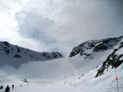 Vom Emerald Express fährt man kurz quer zur 4-KSB Peak und sieht die wunderbare Piste "The Saddle" in der Glacier Bowl