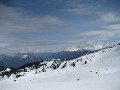 Blick in die Gegenrichtung: Roundhouse Lodge mit diversen Stationen, davor die leider nicht geöffneten T-Bars.