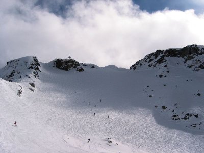 Der große erste Steilhang der Whistler Bowl von unten, ca. 150 Hm hoch.
