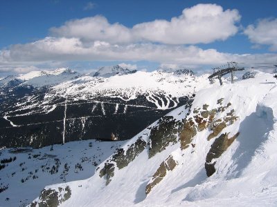 Hier steht man an der Einfahrtskante zur Whistler Bowl, sieht die Stationseinfahrt der 4-KSB Peak und gegenüber den Blackcomb Mtn