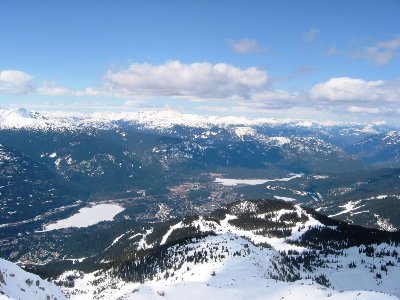 Whistler Ort, 1500 Hm tiefer, gesehen vom 2182 m hohen Whistler Mountain