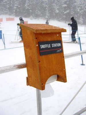 Service à l´Amerique - Sniffle box am Emerald Express und Mülleimer direkt daneben