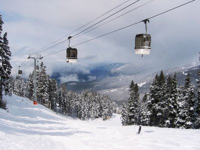 Man biegt dann talwärts gesehen nach rechts in Richtung Emerald Chair ab, auf den "Lower Whisky Jack" und kreuzt die 10-EUB Village Gondola