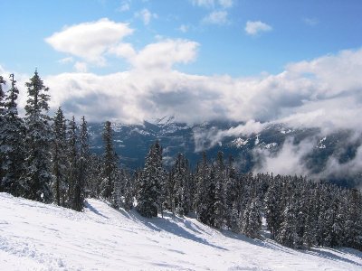 Die Schneewolken verziehen sich und geben der Sonne den Platz frei, rechtzeitig für eine Befahrung der Olympia-Herrenabfahrt "Dave Murray Downhill"