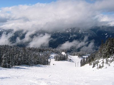 Blick von oben auf den schönen Neuschnee auf der Piste (es ist 15 Uhr nachmittags im Übrigen)