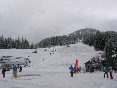 Talstation Whistler Village mit der 4-KSB Fitzsimmons (1999, DM). Neuschnee am Ostermontag bis auf 650 m Talhöhe. Liftfreak startet gerade mit dem Schanzenbau