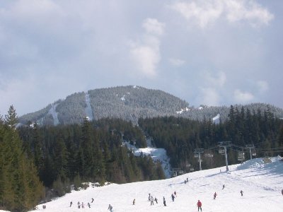 Am Nachmittag nach einer letzten Talabfahrt: oben weiß (Bereich Garbanzo), unten wieder grün - Skifrühling in Whistler