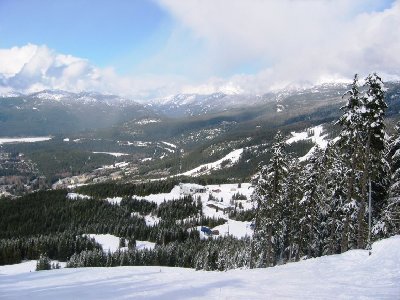 "Tokum" mit Blick auf die Mittelstation Olympic. Bildmitte die Station der 10-EUB, davor die Talstation 4-KSB Garbanzo