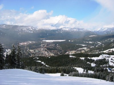 Bilck von der "Tokum" auf den Ort. Man sieht schön die "Schnee-Regen-Höhengrenze" an den Bäumen