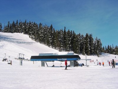 Vom Excelerator-Chair gibt es eine kurze Zwischenabfahrt in den Glacier Creek, dort startet die 4-KSB Jersey Cream, Bj. 1989, DM