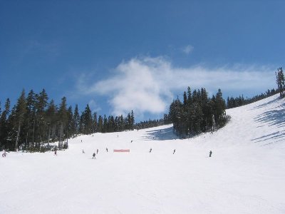 Abfahrten an der Talstation Solar Coaster Express. Links die "Green line", Haupttalabfahrt