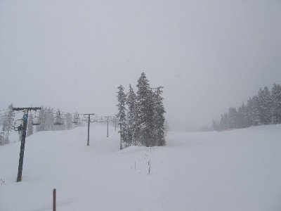 Trasse der 3-SB Catskinner Chair im Nebel und gleichnamige Abfahrt