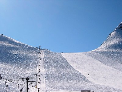Links herrlicher Tiefschnee, rechts perfektest gewalzt!