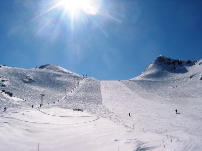 Hier sieht man vorne den "Loch"-Bereich, wo der Gletscher massiv an Masse verloren hat