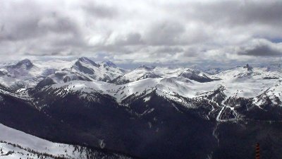Mt Garibaldi links der Bildmitte, rechts Symphony Bowl und Black Tusk