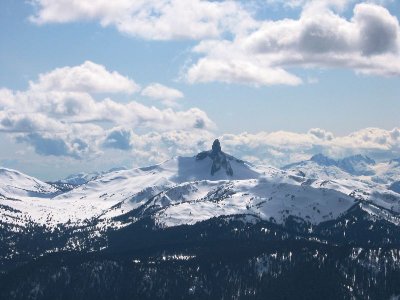 Black Tusk mal ohne Zoom. Entstand als Vulkan. Was hier steht ist der härteste Teil des ehemaligen Schlotes, erkaltete Lava. Dachstein weiß sicherlich wie das richtig heißt ;-)