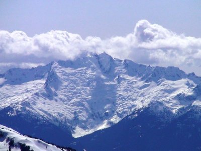 Tantalus Massiv und Glacier im Westen, ca. 2650 m hoch, wenige Kilometer vom Meer entfernt