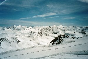 SLte 3500 I+II (man beachte die Stützen) und die Piste &amp;quot;Glacier&amp;quot;. Die SLte haben nur Sommer- bzw. Herbstbetrieb, ebenso die Piste &amp;quot;3500&amp;quot; &amp;quot;hinter&amp;quot; den beiden SLten. Die Höhenangabe ist übrigens etwas übertrieben, die Bgst der
