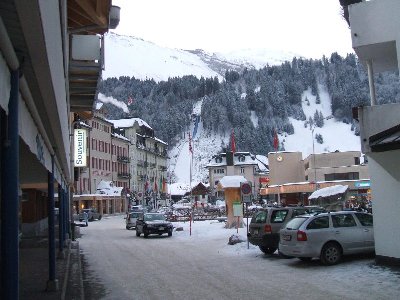 Morgens in Engelberg nach der Ankunft, im Hintergrund die Großtitlisschanze mit abgedecktem Anlauf