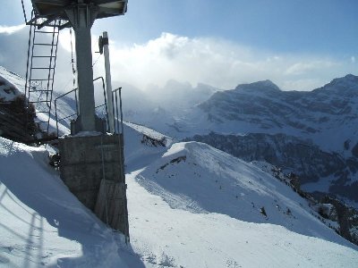 Einstieg der schwarzen Schoneggpiste, im Hintergrund im Dunst der Jochpass