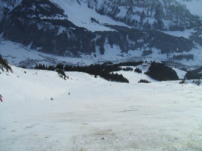 Schwarze Schoneggpiste, am unteren Bildrand erkennt man die Steine :-(