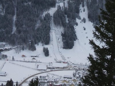 Blick von der Bergstation der PB auf Engelberg, unten links erkennt man die neue Stütze, unten rechts die alte