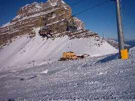 Bergstation der 6 Pers. Kabinenbahn auf ca. 2450 m. Im Vordergrund der neue 6 Sessel.