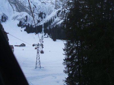 6EUB nach Trübsee, ein vonRoll-Produkt, oben Bergstation Trübsee im Felsen