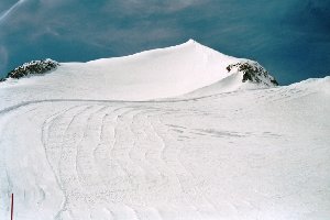 Piste &amp;quot;Glacier&amp;quot; im obersten Bereich, eher schlampig gewalzt und ein paar offene Spalten