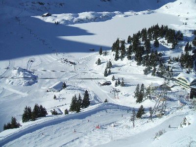 links Trübseehopper mit Igludorf, die Piste neben der PB wirkt irgendwie unnatürlich^^