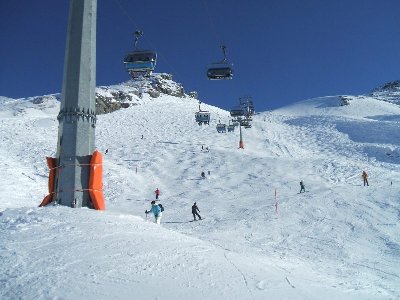 Oberer Bereich der Laubersgrat-Piste 3, aufgrund der schwachen Schneelage noch nicht präpariert, leider auch sehr steinig