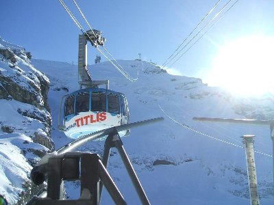 Auffahrt zum Gletscher mit der ersten drehbaren PB der Welt aus dem Hause Garaventa, ein Asiate hat sich oben in der Station übergeben :D