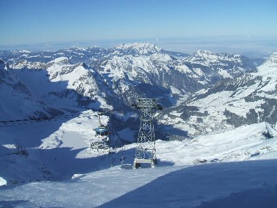 Blick aufs Skigebiet und aufs 2000m tiefer gelegene Engelberg