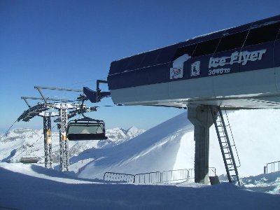 Bergstation 6KSB Ice Flyer von Garaventa, wegen der vielen Fußgänger arschlangsam