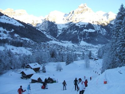 Engelberg rückt näher, der markante Hahnen ist noch von der Sonne angestrahlt