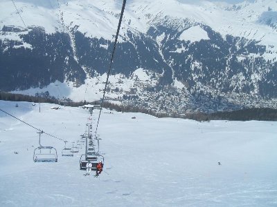 Rückblick auf die Trasse, im Hintergrundtief verschneit...Davos